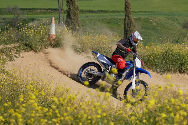 Boční Pohled Muže Vystupujícího Motocyklem Motokrosu — Stock fotografie