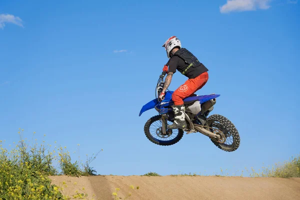 Vista Lateral Del Hombre Realizando Acrobacias Con Motocicleta Motocross —  Fotos de Stock