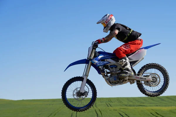 Sidovy Mannen Utför Stunt Med Motorcykel Motocross — Stockfoto