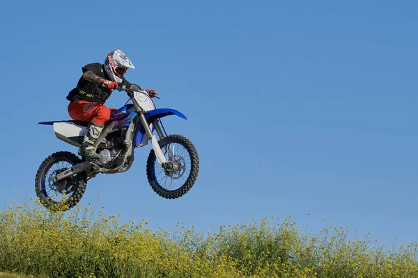 Boční Pohled Muže Vystupujícího Motocyklem Motokrosu — Stock fotografie