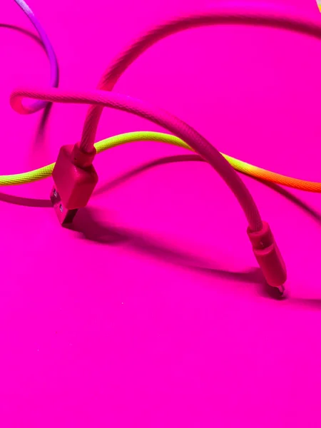 Ροζ Νέον Ουράνιο Τόξο Τεχνολογία Usb Καλώδιο Ζεστό Ροζ Φόντο — Φωτογραφία Αρχείου