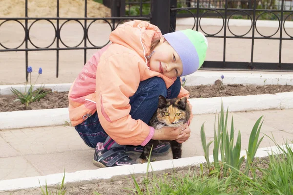 Une Fille Ans Trouvé Son Chat Noir Orange Embrasse — Photo