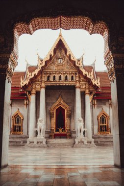 Bangkok 'taki tapınağın girişindeki merdivenler.