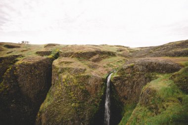 Oroville yakınlarındaki Atlı Tepe Kayalıkları 'ndaki su çağlayanı..