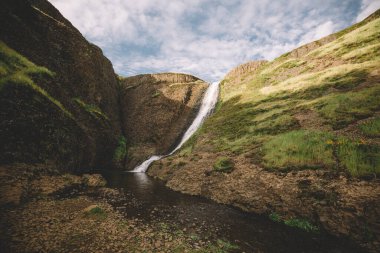 Su Kuzey Kaliforniya 'da küçük bir dere kanyonuna akıyor.