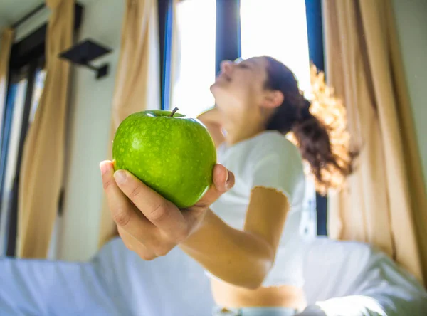 Young Woman Eating Green Apple Sofa Home — Stock Photo, Image