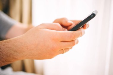 Cep telefonu tutan bir adam.