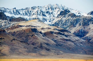 Güneydoğu Oregon 'daki Mountain Peaks Desert Playa' nın üstünde.