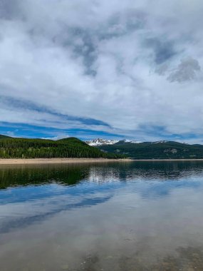 Turkuaz Gölü kıyısından Colorado 14 'ün huzurlu manzarası