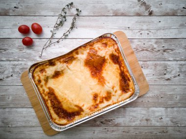Ahşap arka planda taze pişmiş ev yapımı lazanya bolonez. Üst