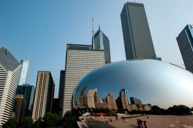 Cloud Gate, Hindistan doğumlu İngiliz sanatçı Sir Anish Kapoor 'un Millennium Park' taki AT & T Plaza 'nın en önemli eserlerinden biridir.