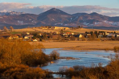 Turiec nehri ve Slovakya 'nın Turiec bölgesinde Velka Fatra ulusal parkı.