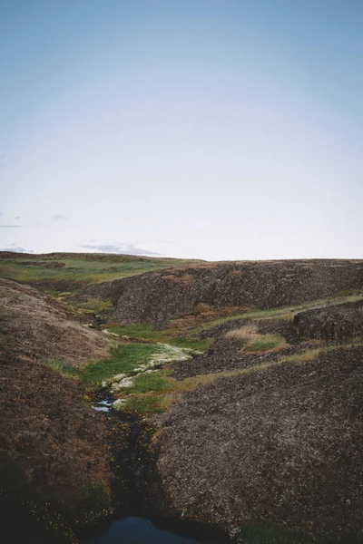 Seasonal Creek Trickles Een Basalt Mesa Bij Dusk — Stockfoto