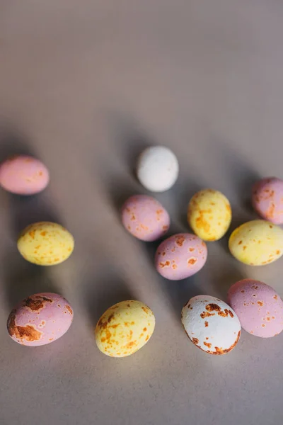 Pequeños Huevos Chocolate Color Sobre Fondo Gris — Foto de Stock