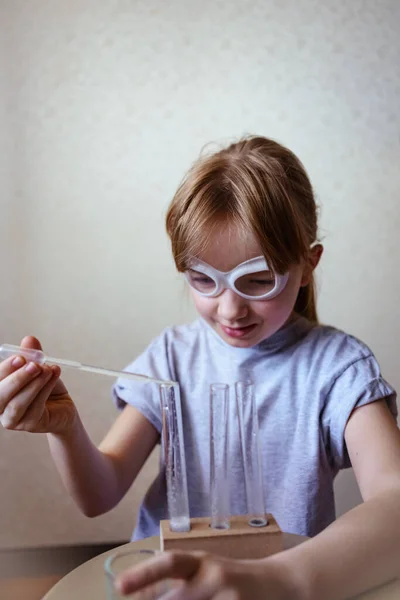 Une Fille Lunettes Effectue Des Expériences Chimiques Maison — Photo