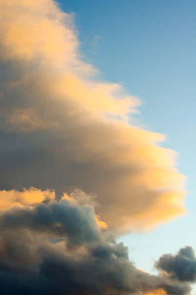 Nuvens Com Cor Sobre Céu Azul — Fotografia de Stock