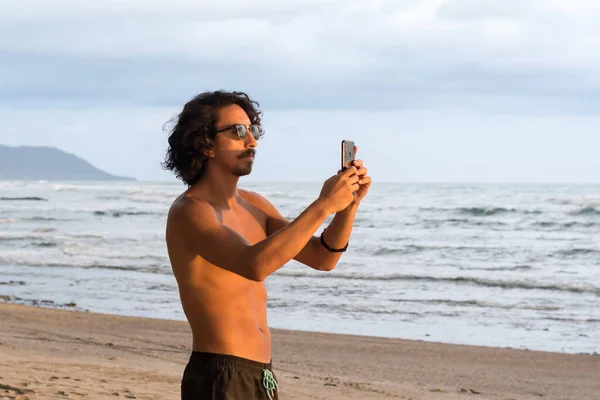 Uomo Scattare Foto Con Telefono Spiaggia Durante Tramonto — Foto Stock