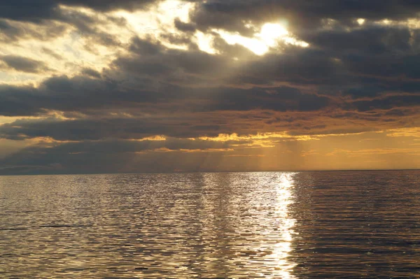 太陽の光は湖の青い雲を通して輝きます — ストック写真