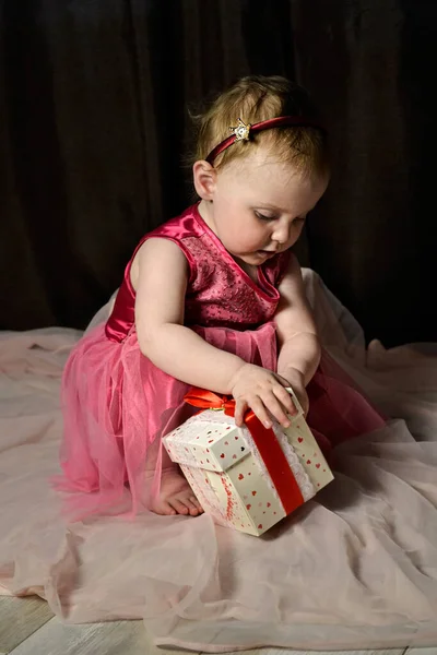 Baby Meisje Proberen Geschenkdoos Openen — Stockfoto
