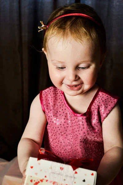 Sonriente Bebé Chica Tomando Regalo — Foto de Stock