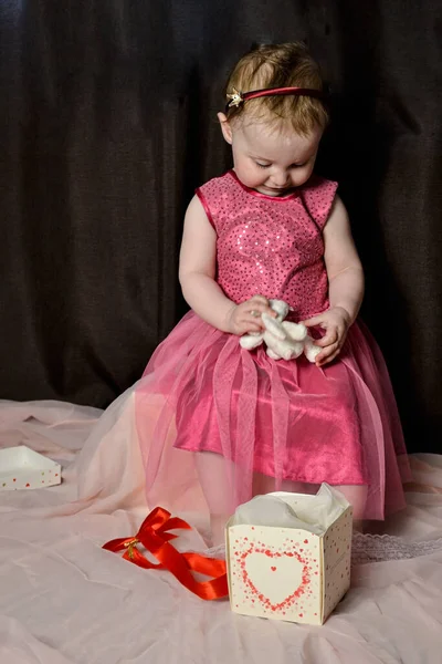 ギフトボックスからおもちゃを保持赤ちゃん女の子 — ストック写真