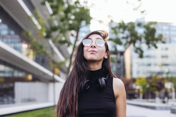 Jovem Mulher Espelho Óculos Sol Olhando Para Cima Fundo Urbano — Fotografia de Stock