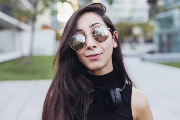 Woman Mirror Sunglasses Head Phones Her Shoulders — Fotografia de Stock