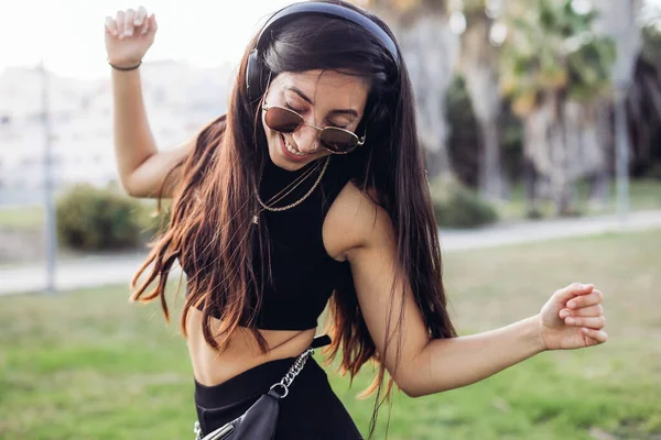 Mujer Pelo Largo Con Auriculares Sonriente Bailando Calle —  Fotos de Stock