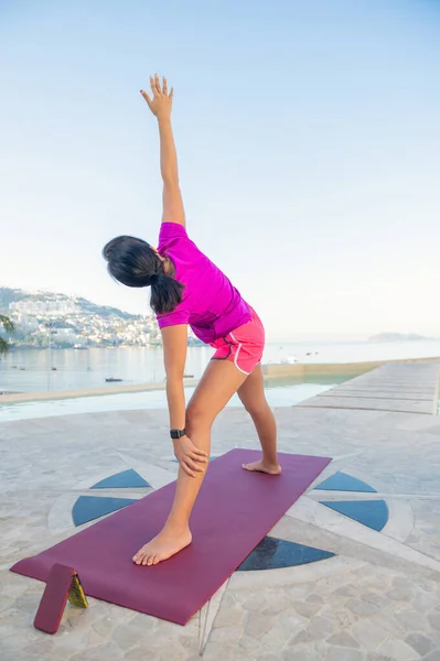 Woman Practices Yoga Front Pool Yoga Poses Outdoors — Stock Photo, Image