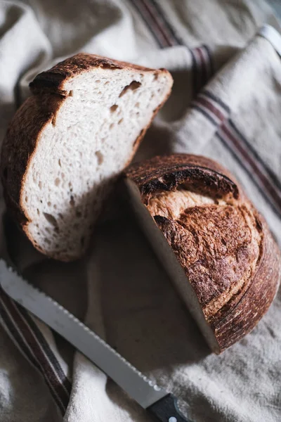 Chleb Rzemieślniczy Zakwasionego Chleba Ręczniku Kuchennym Pocięty Pół — Zdjęcie stockowe