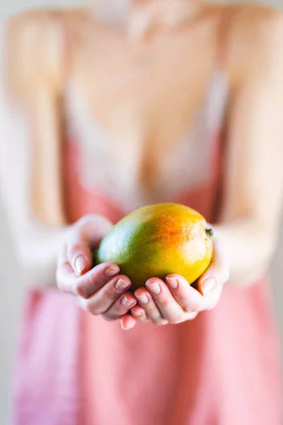 Mädchen Hält Den Handflächen Einer Frischen Mango Auf Weißem Hintergrund — Stockfoto