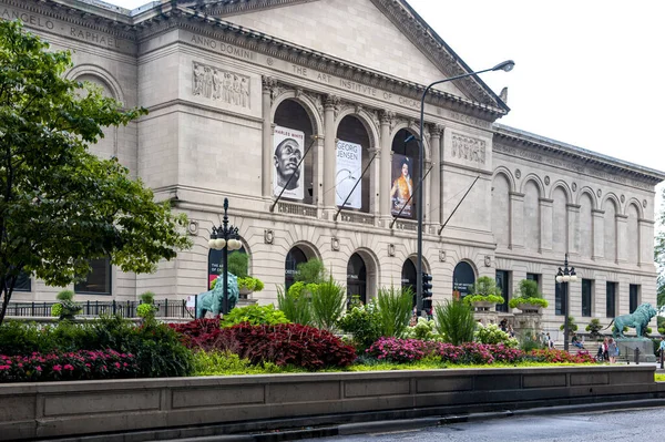 View Art Institute Chicago Building Michigan Avenue Planted Median Foreground — Stock Photo, Image