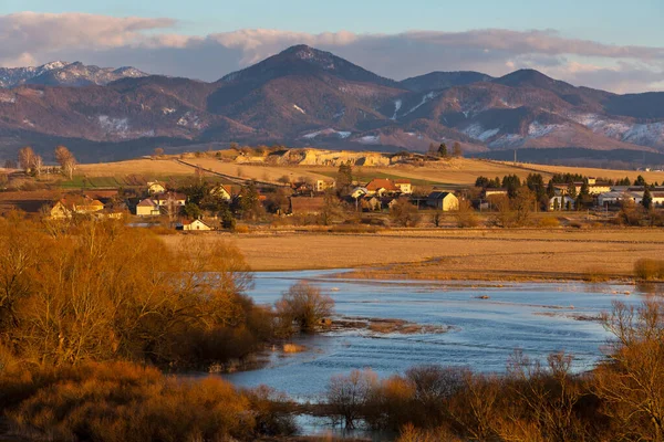 Turiec nehri ve Slovakya 'nın Turiec bölgesinde Velka Fatra ulusal parkı.