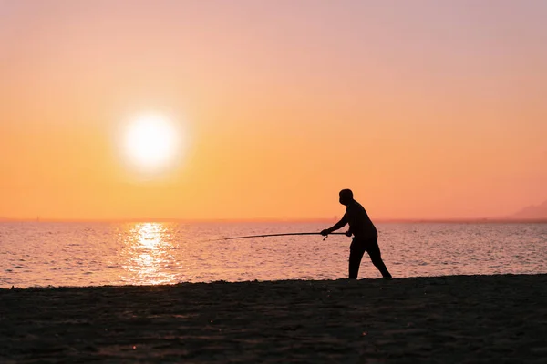 Silueta Hombre Pescando Olas Playa Atardecer — Foto de Stock