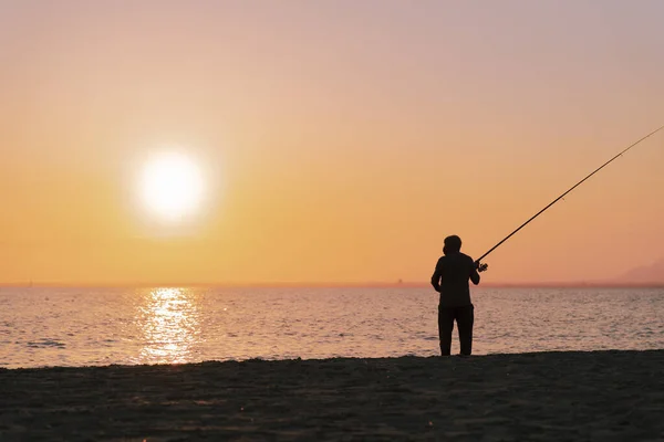 Silueta Hombre Pescando Olas Playa Atardecer — Foto de Stock