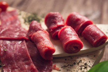 Köy ahşap masa üzerinde çiğ biftek primi kesintileri. Taze ve çiğ et.