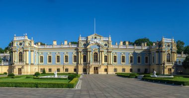 Kyiv, Ukrayna 07.11.2020. Ukrayna 'nın Ukrayna Yüksek Konseyi yakınlarındaki Mariinsky Sarayı güneşli bir yaz sabahı