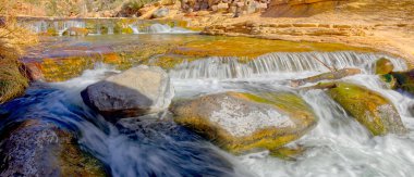 Sedona Arizona 'nın kuzeyindeki Kaygan Kaya Eyalet Parkı' nda Oak Creek boyunca bir şelale..