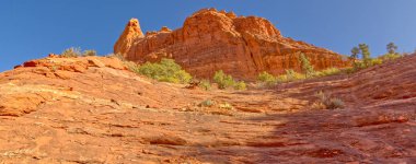 Coconino Ulusal Ormanı 'ndaki Sedona Arizona' daki Steamboat Rock 'ın zirvesine bakın..