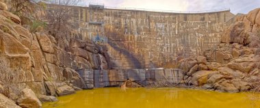 Watson Dam 'ın üssü, Watson Gölü' nü tutan Arizona Prescott Gölü..