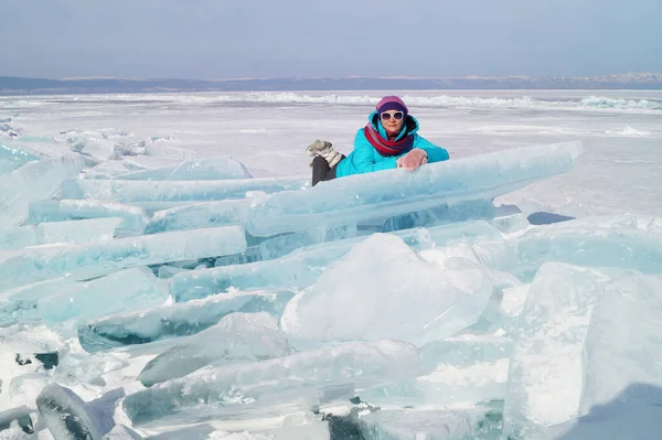Μια Γυναίκα Ετών Κείτεται Πάνω Μια Παγωνιά Στον Πάγο — Φωτογραφία Αρχείου