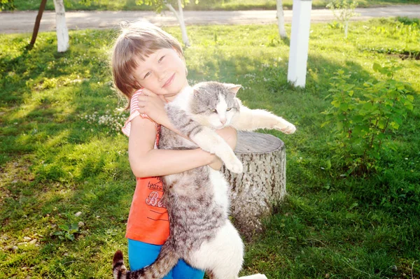 Het Meisje Glimlacht Omhelsd Een Groot Dorp Kat Een Zonnige — Stockfoto