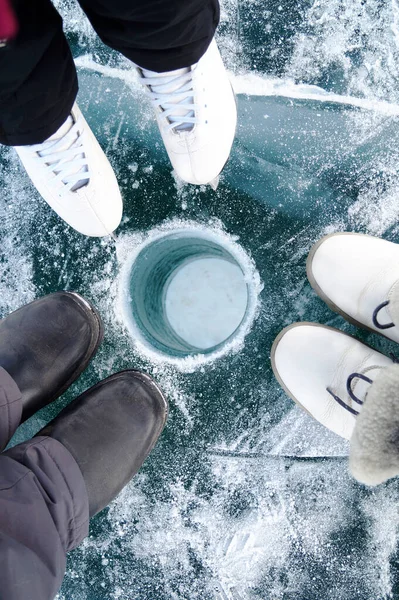 Vista Superior Del Agujero Pesca Sobre Hielo Zapatos Patines — Foto de Stock