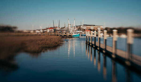 Shem Creek береговой голубой креветки лодка намеренно размытие