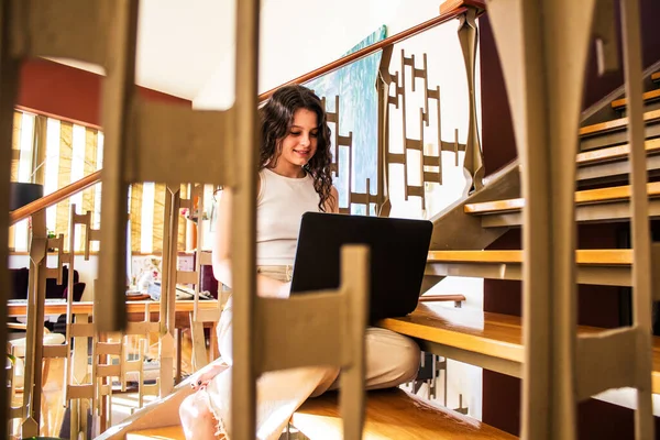 Giovane Donna Che Parla Con Computer Portatile Seduto Sulle Scale — Foto Stock