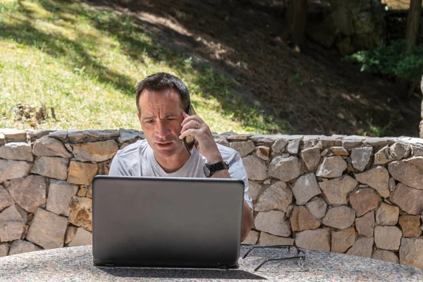 Man Working Home Outdoors Using Laptop Talking Cell — Stok fotoğraf