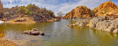 Watson Gölü 'ndeki gizli koy Prescott Arizona. Lakeshore Patikası 'nın Peavine Patikası' na ve Tepe Yolu 'na bağlandığı yer..