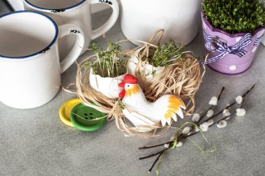 Taze lahana salatası ve Paskalya dekoruyla dolu sakin bir hayat..