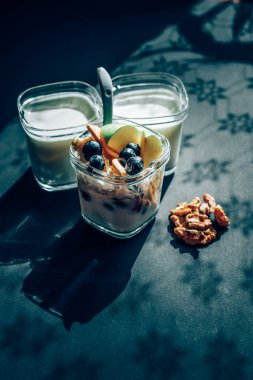 Siyah masada meyveli yoğurt.