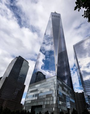 Manhattan 'da yeniden inşa edilen Dünya Ticaret Merkezi' nin ana binası One World Trade Center 'a bakıyoruz.